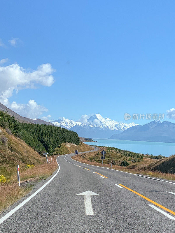 Mount Cook Road (State Highway 80)和Lake Pukaki view, Twizel, South Island, New Zealand